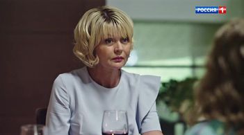 Yuliya Menshova in Mezhdu nami, devochkami. Prodolzheniye: Episode #1.15 (2019)