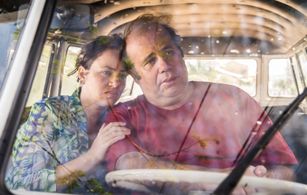 Otávio Müller and Karine Teles in Loveling (2018)