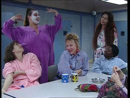 Ingrid Afia, Samantha Bennis, Maya van den Broecke, Barbara Gozens, and Marjolein Keuning in Vrouwenvleugel (1993)
