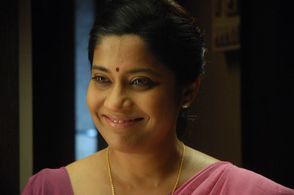 Renuka Shahane in Bhakarkhadi 7Km (2014)