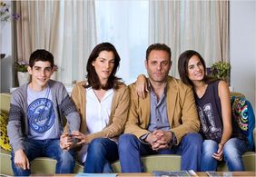 Ayelet Zurer, Micha Celektar, Yoav Rotman, and Dar Zuzovsky in Bnei Aruba (2013)