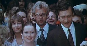 Natalya Gundareva, Elena Mayorova, Aleksandr Mikhaylov, and Vladimir Kuznetsov in Odinokim predostavlyaetsya obshchezhit