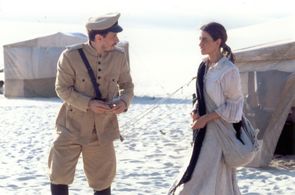 Enrique Diaz and Fernanda Torres in House of Sand (2005)