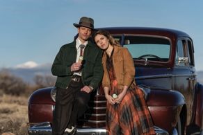 Still of Kayla Ewell (Nora) & Jason Behr (Tripp) in Roswell, NM.