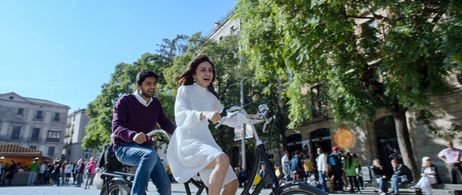 Amruta Khanvilkar and Shashank Ketkar in One Way Ticket (2016)