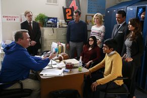 Anjali Bhimani, Julie Bowen, Ty Burrell, Andy Daly, Ajay Mehta, Eric Stonestreet, Ariel Winter, and Suraj Partha in Mode