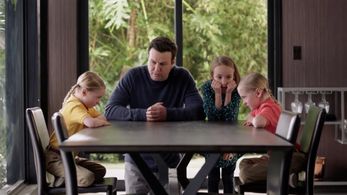 Taran Killam, Marlow Barkley, Ella Allan, and Mia Allan in Single Parents (2018)