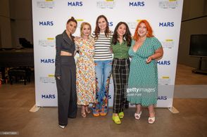 Geena Davis, Angela Sarafyan, Ashlie Atkinson, Brianne Howey, and Chelsea Javier