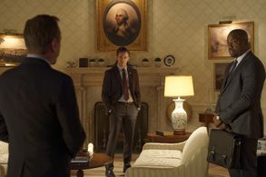 Kiefer Sutherland, Malik Yoba, and Ashley Zukerman in Designated Survivor (2016)