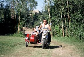 Yilmaz Erdogan and Tuba Ünsal in Vizontele Tuuba (2003)