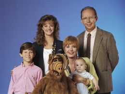 Andrea Elson, Benji Gregory, Mihaly 'Michu' Meszaros, Charles Nickerson, Anne Schedeen, and Max Wright in ALF (1986)
