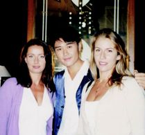 Backstage with 80s retro gal group, Bananarama for a Showbuzz exclusive in Singapore.