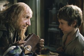 Ben Kingsley and Barney Clark in Oliver Twist (2005)