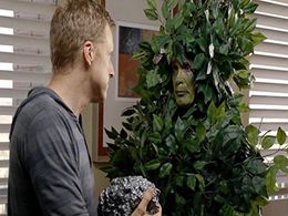 Henry Rollins and Alan Tudyk in Con Man (2015)