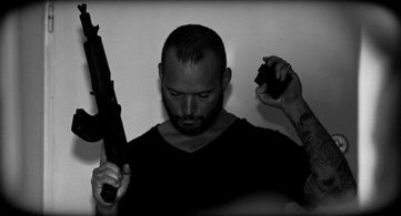 The main actor in the Film Gwen Clause IGLITIBAS The dog crying.