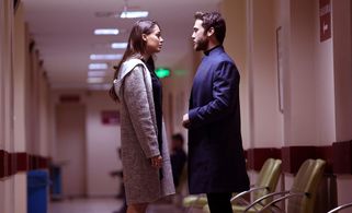 Aras Bulut Iynemli and Dilan Çiçek Deniz in Çukur (2016)