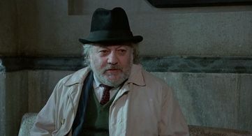 Paolo Villaggio in The Voice of the Moon (1990)