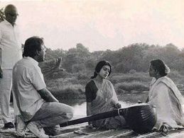 Mani Ratnam, Shobana, and Srividya in Thalapathi (1991)