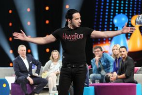 Johannes B. Kerner, Kostja Ullmann, Bülent Ceylan, and Emma Schweiger in Das Spiel beginnt! (2015)