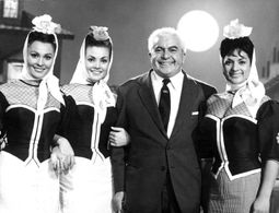 Lola Flores, Cesáreo González, Paquita Rico, and Carmen Sevilla in El balcón de la Luna (1962)