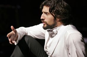 Personagem Carlos da Maia na peça