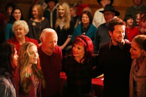 Naomi Judd, Robert Loggia, Booboo Stewart, Charleene Closshey, Greer Grammer, and Tyler Ritter in An Evergreen Christmas
