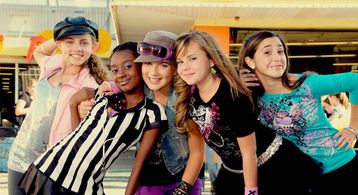 Kayla Jackson, Pilar Martin, Kayla Raparelli, Najee Wilson, and Alexis Biesiada in Standing Ovation (2010)