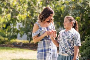 Mandy Moore and Mackenzie Hancsicsak in This Is Us (2016)