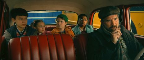 Cabbie drives the kids to St. Apolónia station.