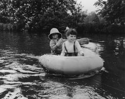 Philip Needs and Loretta Parry in Hand in Hand (1961)
