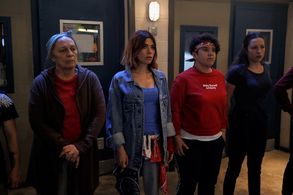 Ayten Uncuoglu, Ceren Moray, Ayça Damgaci, and Efsane Odag in The Yard: 42.Bölüm (2019)