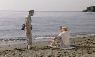 Philippe Noiret and Massimo Troisi in The Postman (1994)