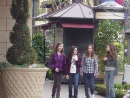 Mary Jessica Pitts, Ariel Winter, Sakura, Bryce Hitchcock on set of Modern Family Benched episode