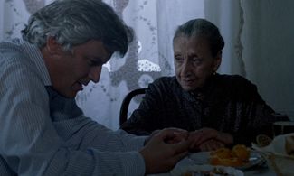 Pupella Maggio and Jacques Perrin in Cinema Paradiso (1988)