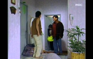 Hye-ja Kim and Hyeong-gi Jo in Mother's Sea (1993)