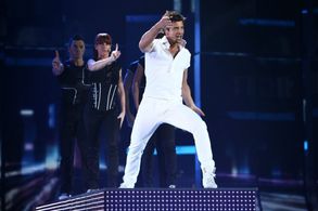 Sakis Rouvas in O megalos telikos - Epilogi ellinikou tragoudiou (2009)