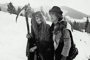 Tobias Hoesl and Valérie Kaplanová in The Feather Fairy (1985)