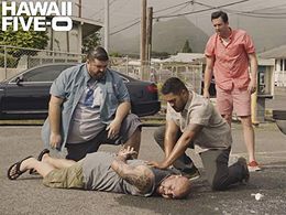 Jorge Garcia and Kenny Stevenson in Hawaii Five-0 (2010)