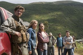 Kim Dickens, Alycia Debnam-Carey, Daniel Sharman, and Sam Underwood in Fear the Walking Dead (2015)
