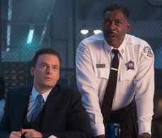 Ernie Hudson and Justin Kirk in APB (2017)