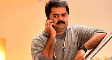 Anoop Menon in Karingunnam 6's (2016)