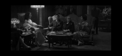 Jessie Cohen, Ferdinand Kingsley, Arliss Howard and Amie Farrell in Mank