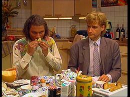 Kenneth Herdigein and Wim T. Schippers in We zijn weer thuis: Geld en goed (1990)