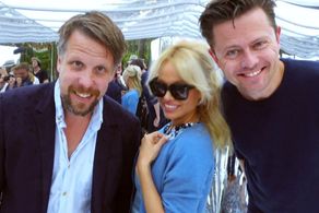 Pamela Anderson, Fredrik Wikingsson, and Filip Hammar in Jorden runt på 6 steg (2015)