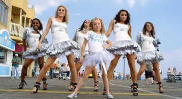 London Clark, Erika Corvette, Ashley Cutrona, Alanna Palombo, Jeana Zettler, and Devon Jordan in Standing Ovation (2010)