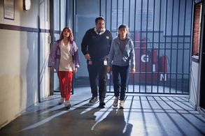 Demet Evgar, Ceren Moray, and Hüseyin Turunç in The Yard: 39.Bölüm (2019)