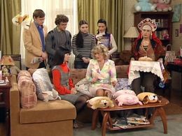 Nonna Grishaeva, Tatyana Orlova, Miroslava Karpovich, Filipp Blednyy, and Anastasiya Sivaeva in Papiny dochki (2007)