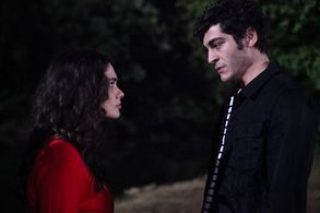 Burak Deniz and Beste Kökdemir in Tatli Küçük Yalancilar (2015)
