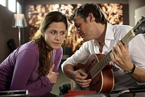 Thorsten Feller and Ellenie Salvo González in Sekretärinnen - Überleben von 9 bis 5 (2013)