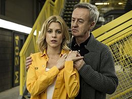 Carlos Hipólito and Maggie Civantos in Vis a vis (2015)